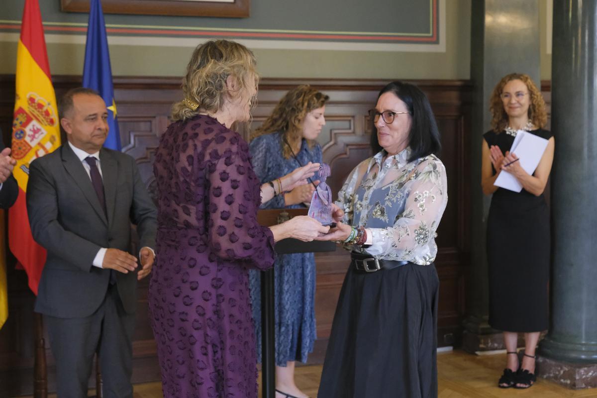 La subdelegada del Gobierno en Canarias, Teresa Mayans, entrega el premio Meninas a la traductora Sandra María Rei.