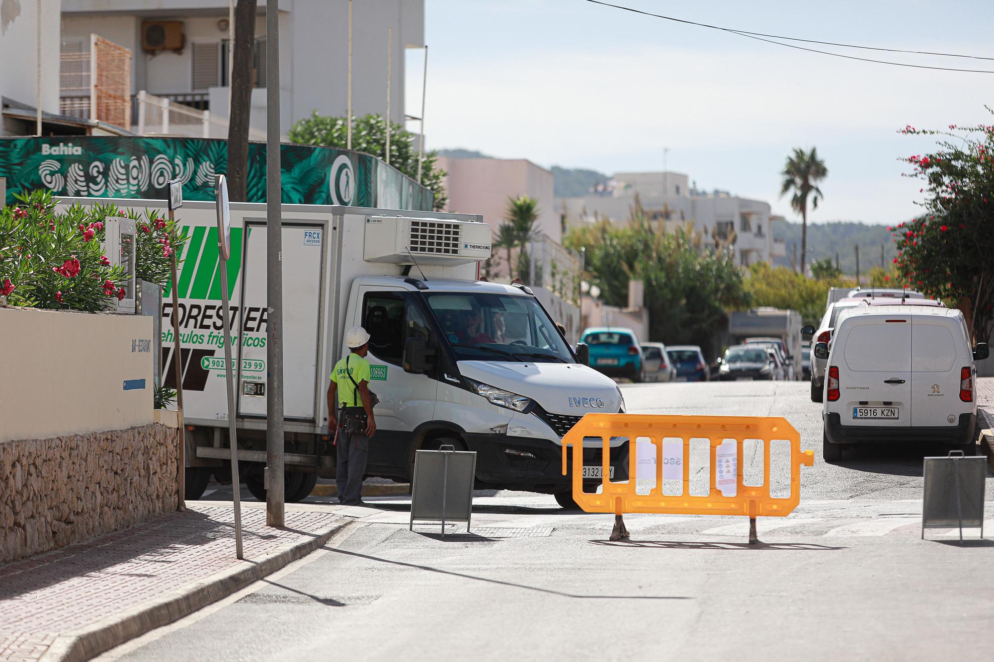 Las imágenes de las obras para sustituir la tubería que se rompió el pasado lunes en es Caló de s’Oli