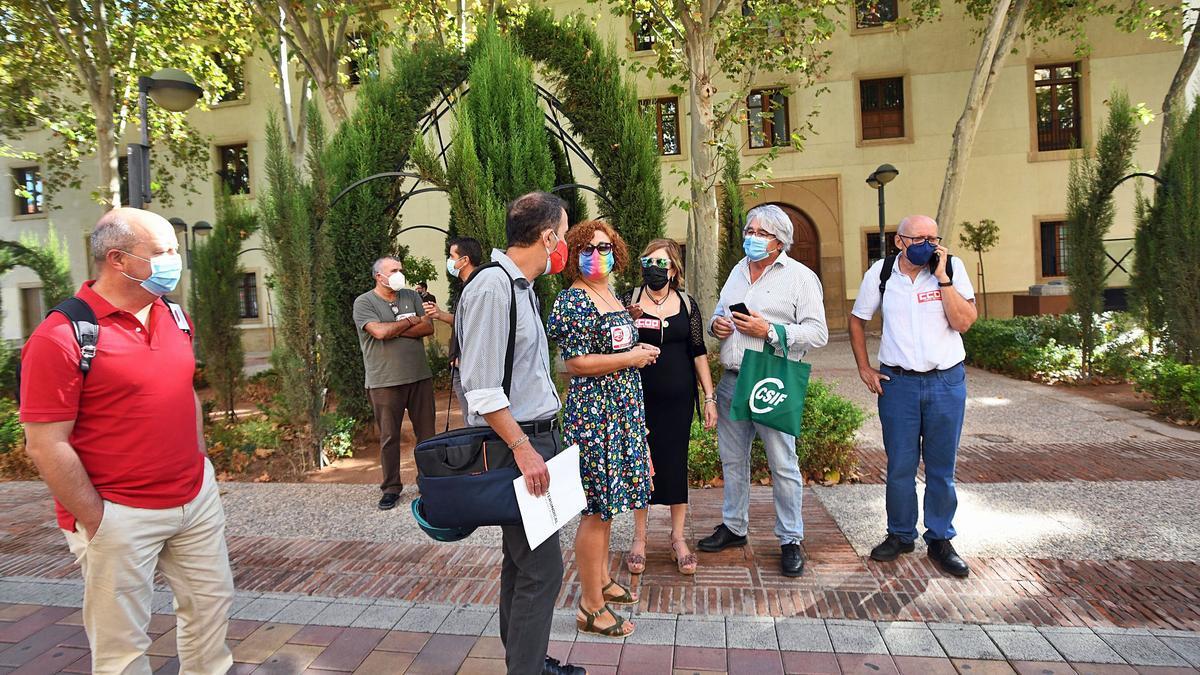 Representantes de los sindicatos, ante San Esteban, antes de ayer