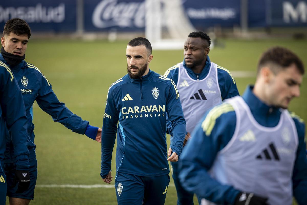 Rober, en el centro, durante una sesión de entrenamiento del Real Zaragoza.