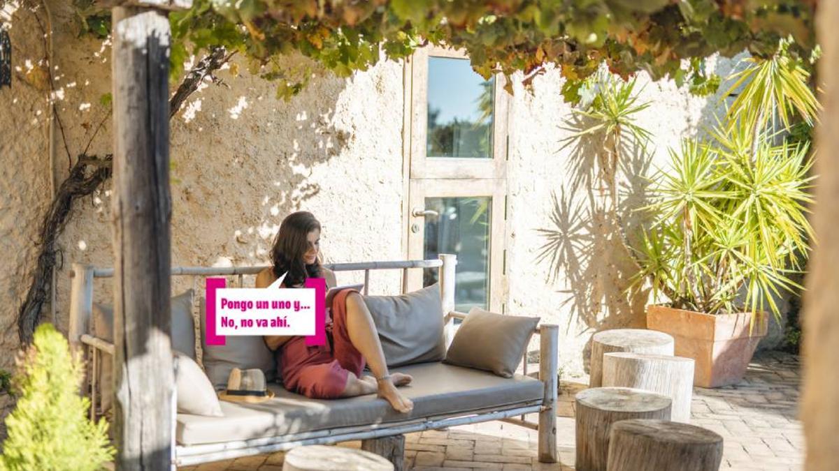 Mujer jugando al sudoku en un patio