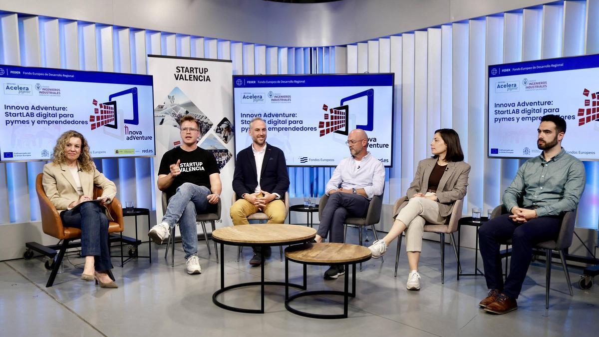 Silvia Tomás, directora de Relaciones Institucionales de Prensa Ibérica, junto a los ponentes del quinto Summit: Andrés Soler, Jordi Oliver, Orfeo Balboa, Lucía Calabria y Miguel Ángel Díez.