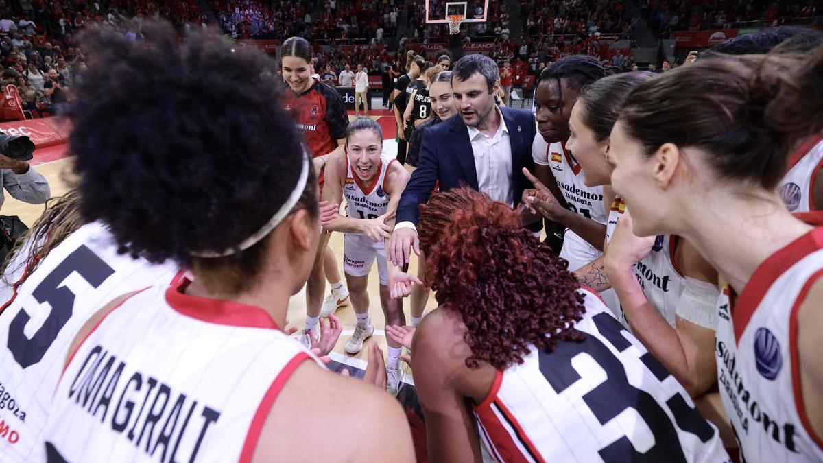 Jugadoras y cuerpo técnico del Casademont celebran la clasificación para la Euroliga.