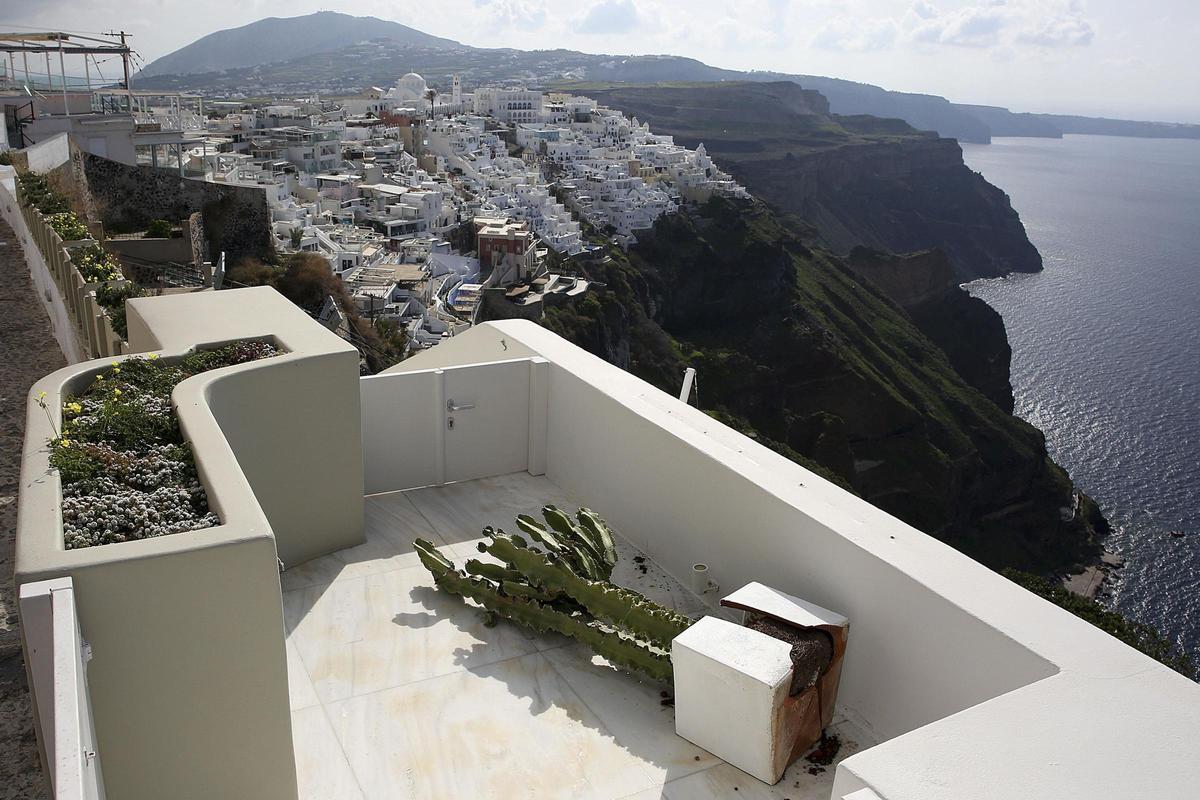 Santorini, una "isla fantasma" por la salida de residentes y turistas debido a los seísmos.
