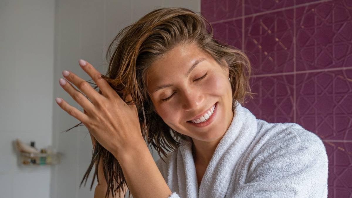 9 champús eficaces para lavar el pelo graso
