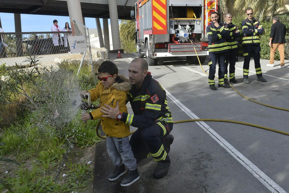 Los bomberos visitan la unidad de Pediatría del Hospital General de Elche.