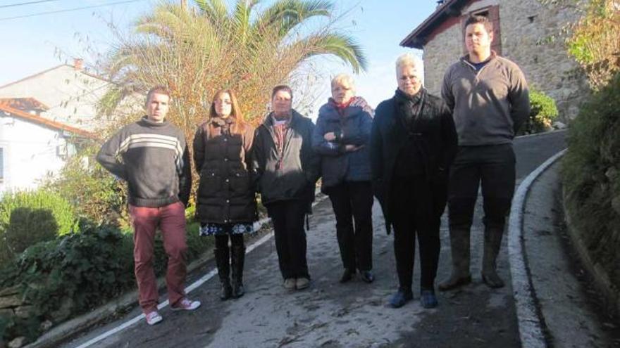 Por la izquierda, Muntadas y los vecinos  Carmen Corral, Conchita Medio, Dolores Bermúdez y Belén y Carlos Pando.