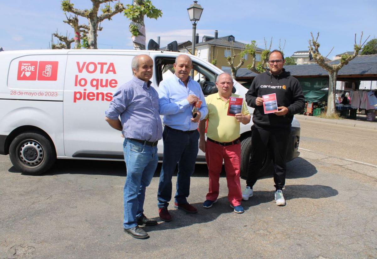 Chimeno Lois y sus compañeros del PSOE hacen campaña en El Puente.| Araceli Saavedra