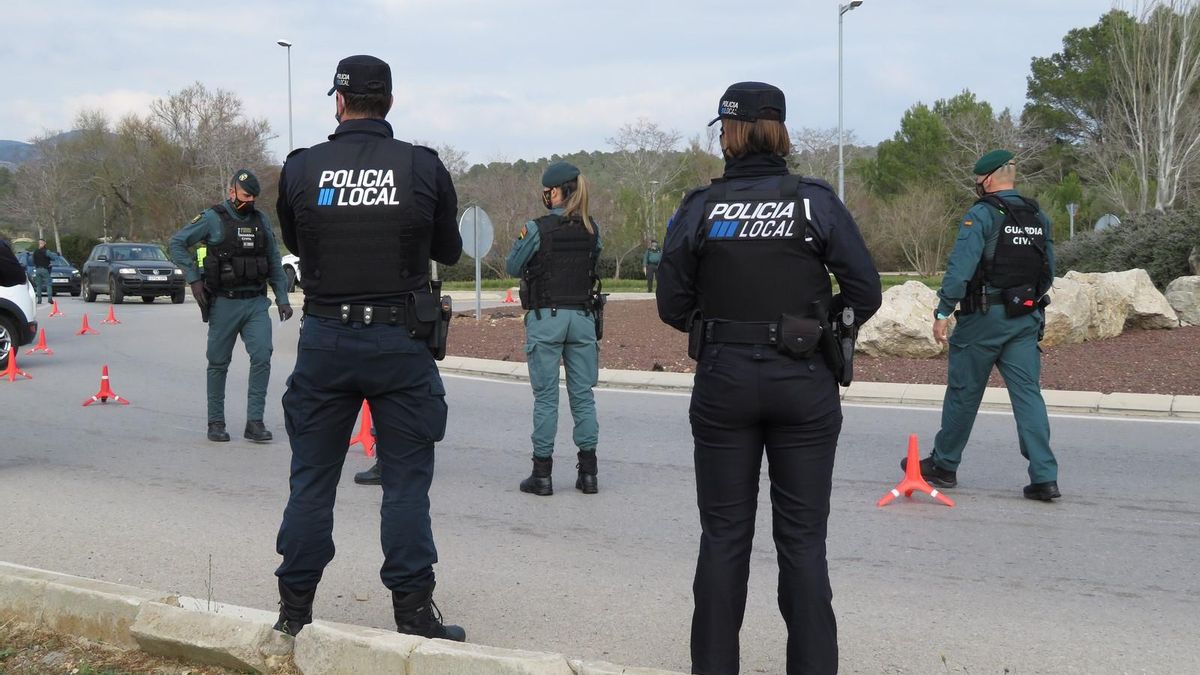 Agentes de la Guardia Civil y de la Policía Local de Calvià durante una actuación conjunta.