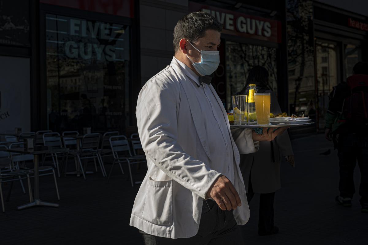 El mercado laboral pierde 189.963 afiliados en agosto y suma 40.428 parados. En la foto, un camarero en Barcelona.