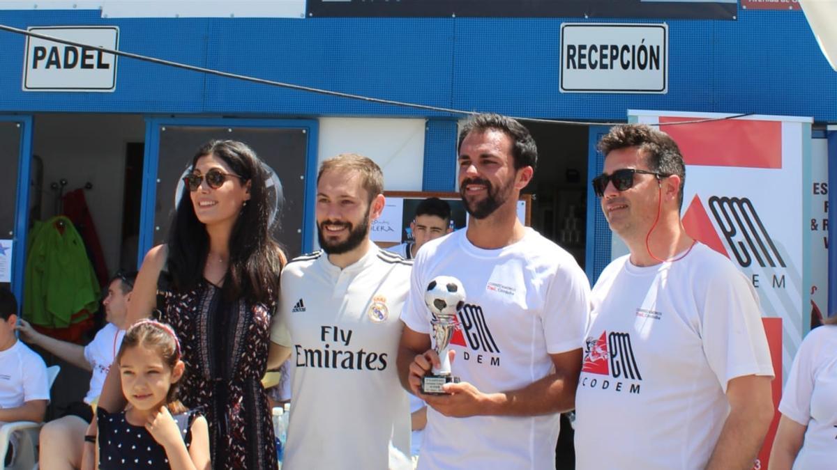 Los médicos Lucía Sánchez, Juan Luis Romero y Rafael Reyes, junto con el presidente de Acodem, Antonio Galindo, en la primera edición del torneo en 2019.