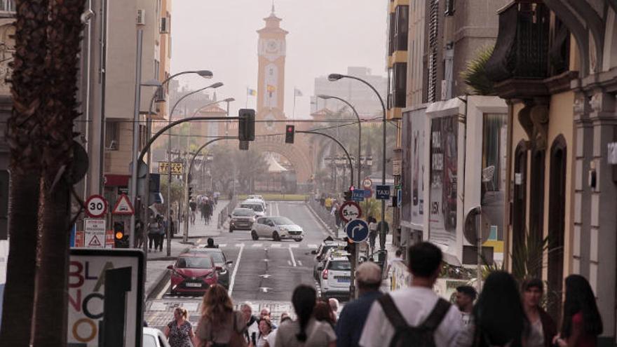 La intrusión de polvo sahariano reduce considerablemente la visibilidad en Santa Cruz de Tenerife