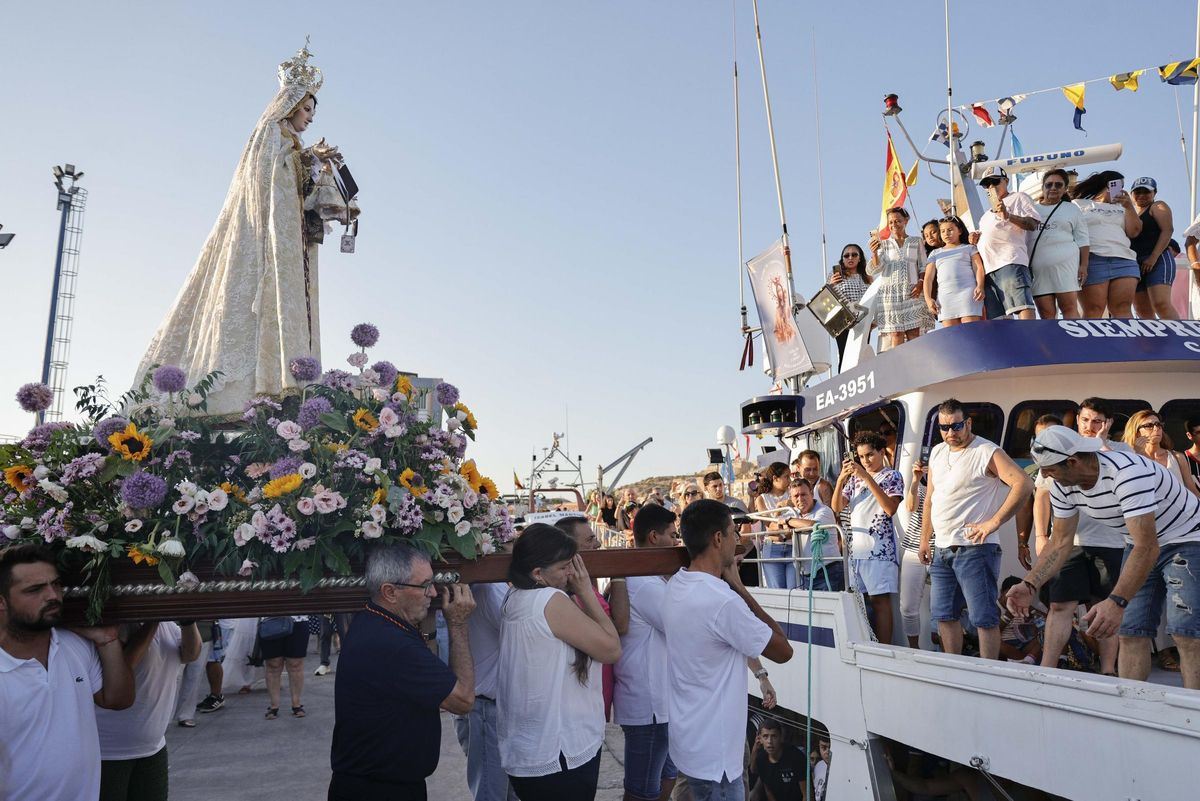 La Virgen del Carmen a punto de embarcarse en Cartagena.