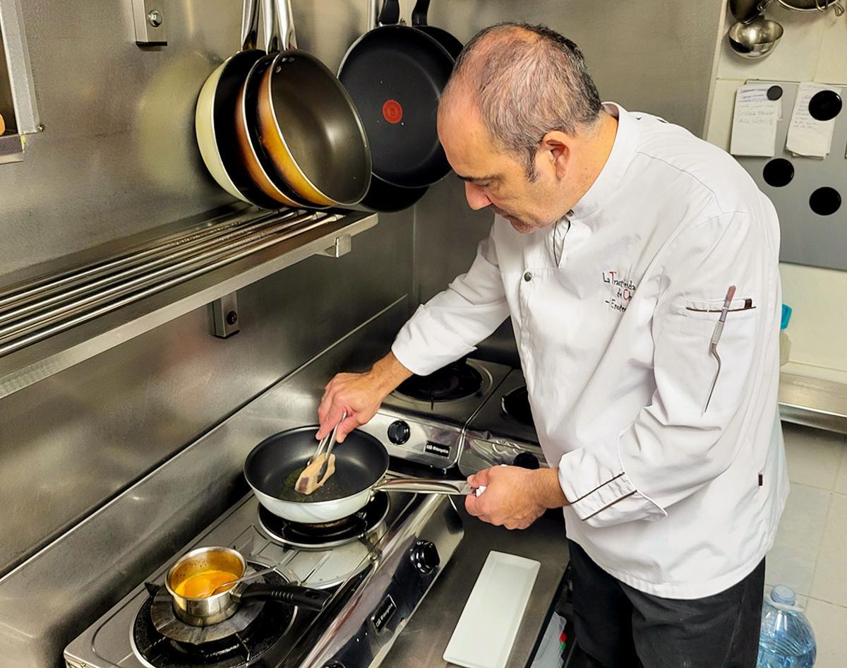 DEL ESPINAZO, CALDO Y CREMA Entre los fogones de la cocina en La Trastienda de Chago, Carmelo Mujica marca un lingote de lomo de albacora. Con el espinazo de este atún prepara un caldo que le sirve para diversos platos. En esta ocasión lo convierte en crema añadiéndole gofio de cebada Temosen, de Acusa Seca (Artenara). EL LOMO DE ATÚN CON PAPAS CONFITADAS DE APROVECHAMIENTO Además del espinazo, Carmelo Mujica aprovecha para esta receta los centros de las papas que le sobran del plato &quot;papas al pelotón&quot;, su versión de los huevos estrellados