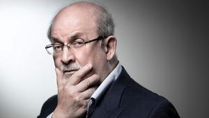 Salman Rushdie respira sense ventilació assistida i ja parla