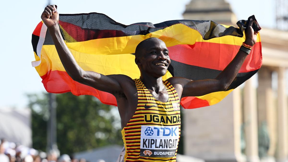Victor Kiplangat, feliz con la bandera de Uganda
