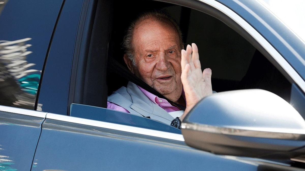 El rey emérito, Juan Carlos I, a la salida de un centro médico de Pozuelo de Alarcón tras ser sometido a un triple baipás, el 31 de agosto del 2019