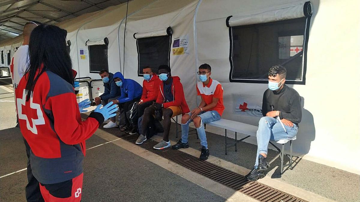 Intervención del equipo de Ayuda Humanitaria a Inmigrantes en Costa de Cruz Roja.