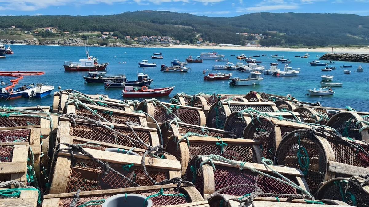 Nasa y barcos en el puerto de Laxe.