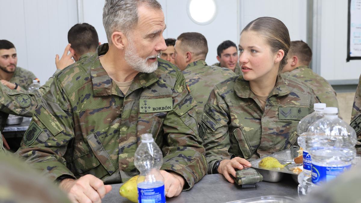 Todas las fotos de la visita sorpresa del rey Felipe VI a la princesa Leonor en plenas maniobras militares