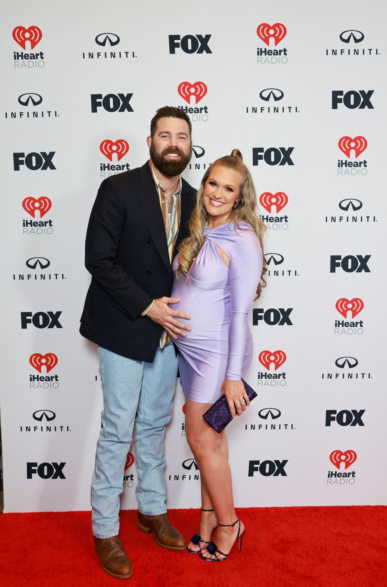 Las mejores imágenes de la alfombra de los iHeartRadio Music Awards 2023