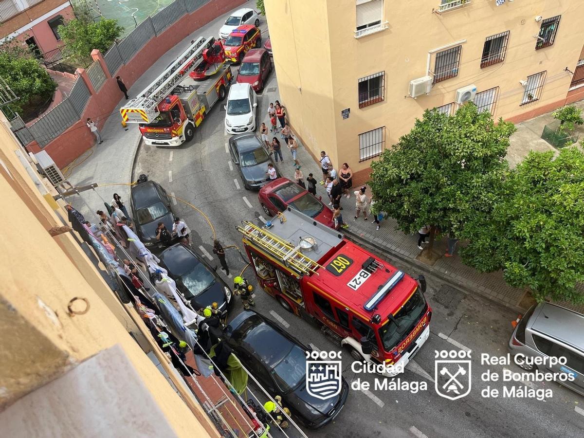 Archivo - Imagen de archivo de una actuación del Real Cuerpo de Bomberos de Málaga.