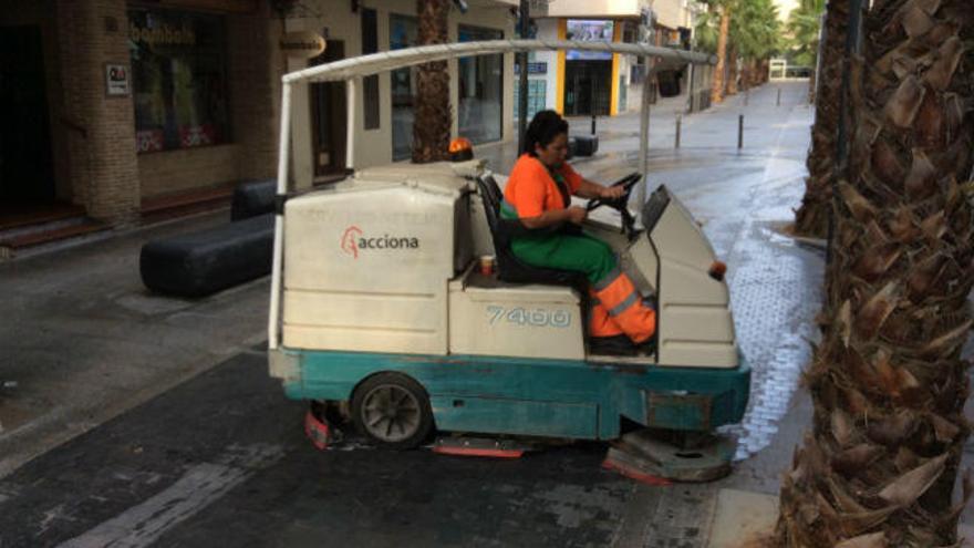 Servicio de limpieza en las calles peatonales del centro de Torrevieja