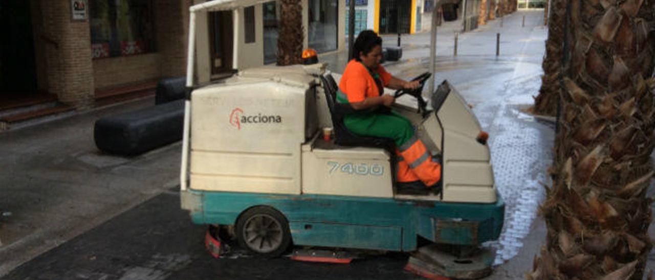 Servicio de limpieza en las calles peatonales del centro de Torrevieja