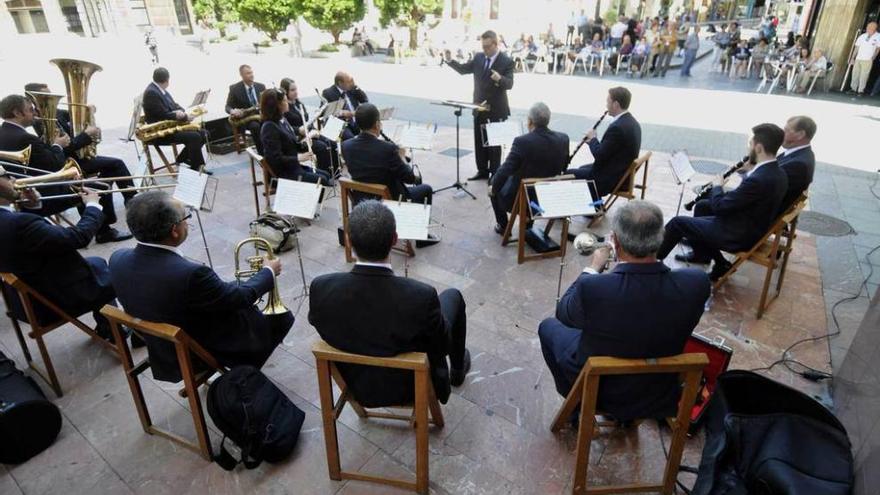 La Banda de Música de Langreo toca en agradecimiento al Ayuntamiento