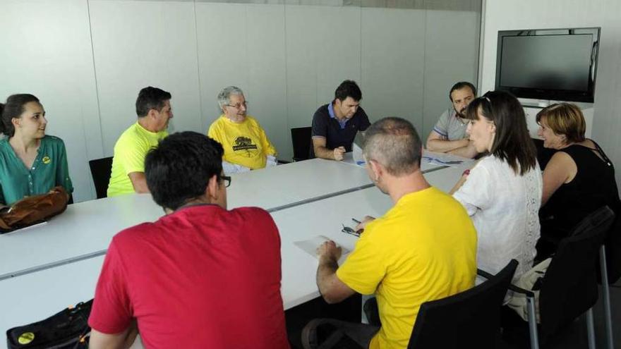 Reunión, ayer, de representantes de la plataforma y del gobierno local en el consistorio. // Bernabé/Javier Lalín