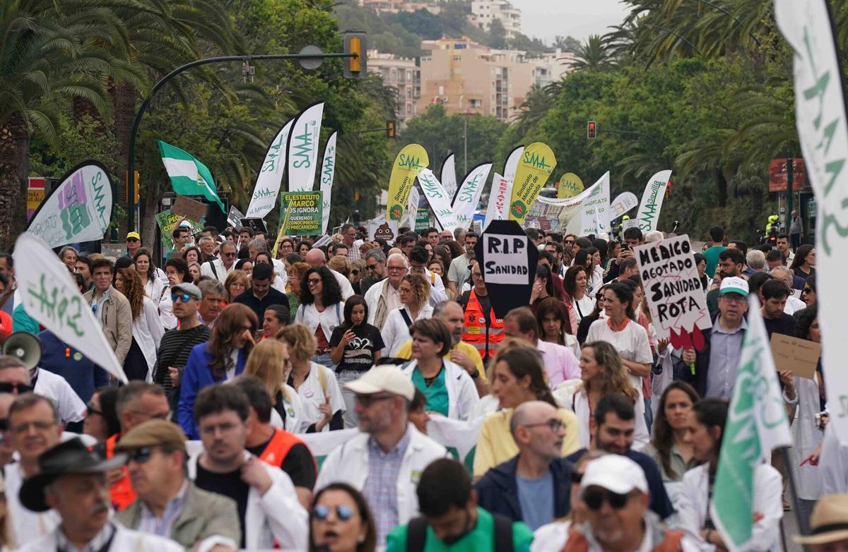 Médicos de toda Andalucía toman las calles de Málaga para reclamar un Estatuto Marco propio