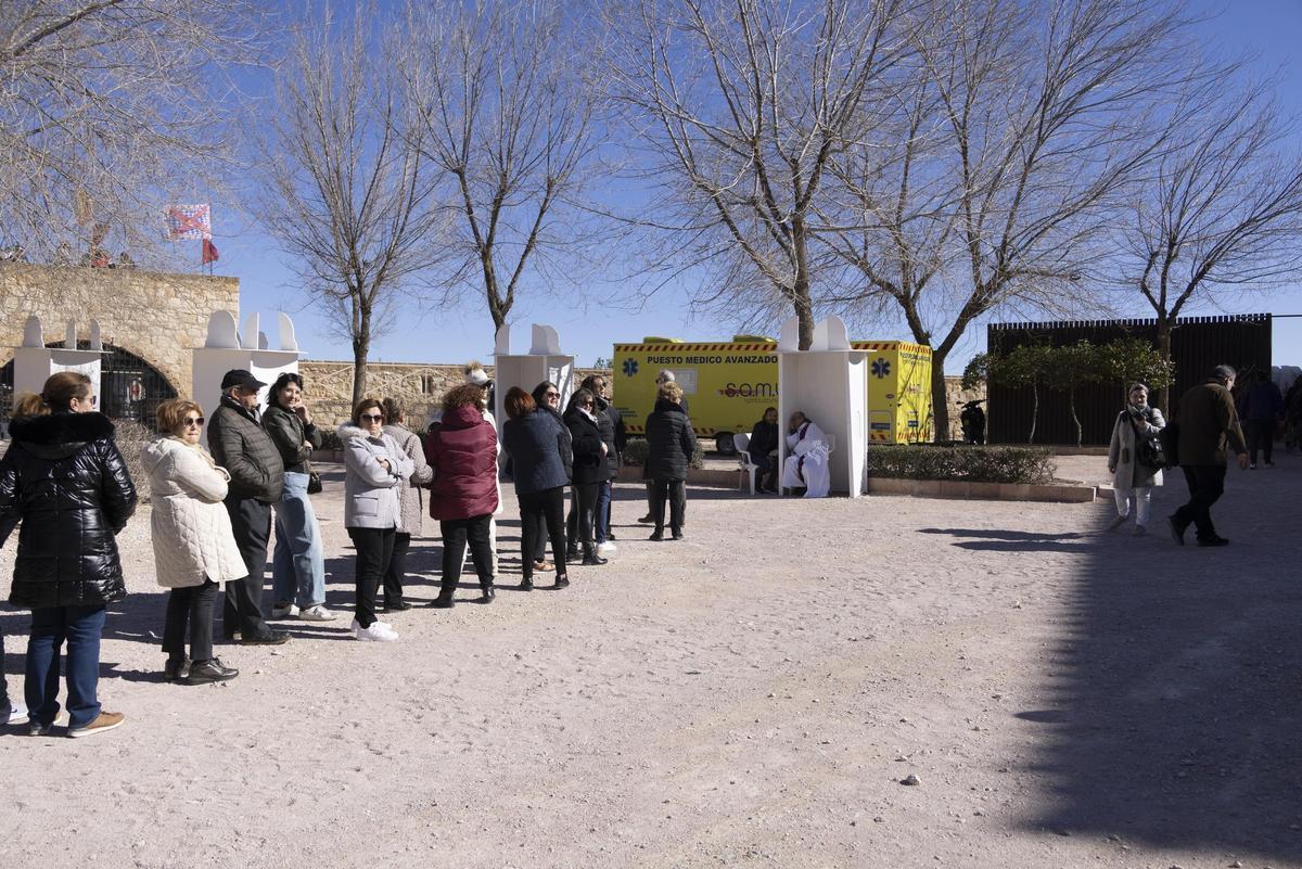 Colas en los confesionarios que ha dispuesto la cofradía en la explanada de la Basílica