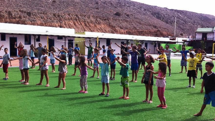 Imagen de un grupo de menores durante unas actividades en el Albergue de Pozo Negro.