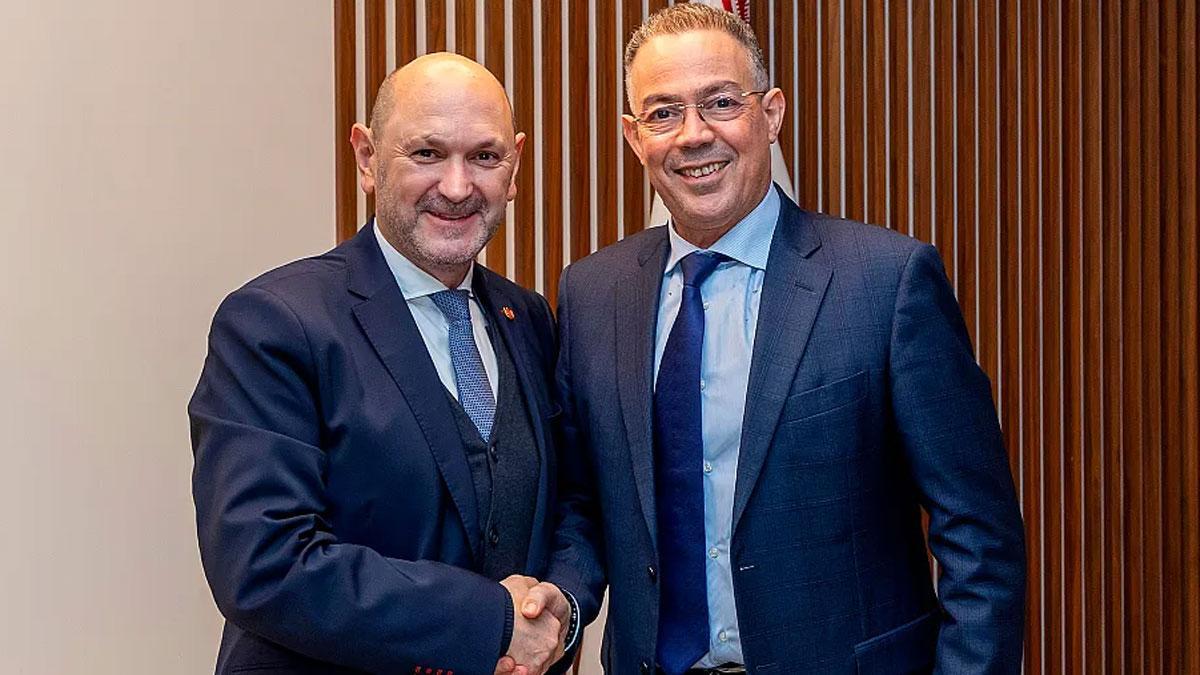 El presidente de la RFEF, Rafael Louzán, junto a su homólogo marroquí, Faouzi Lekjaa