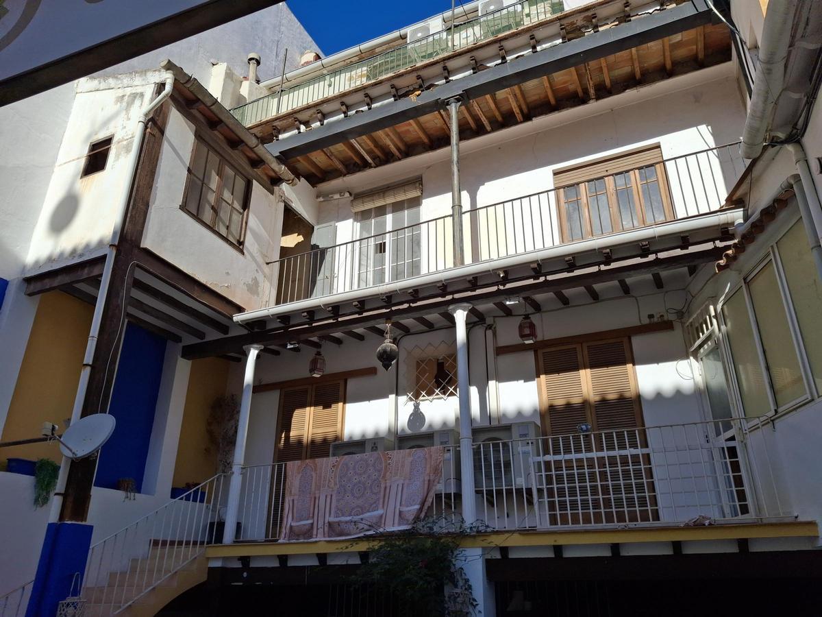 Patio que sí conserva las galerías con esbeltas columnas de hierro. Da a la calle de les Portelles