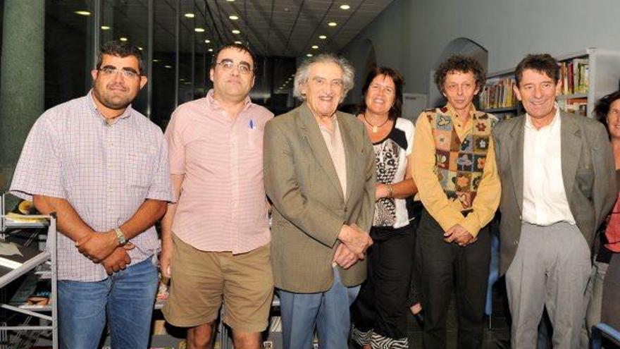 El poeta Jordi-Pere Cerdà en un acte a la biblioteca de Puigcerdà