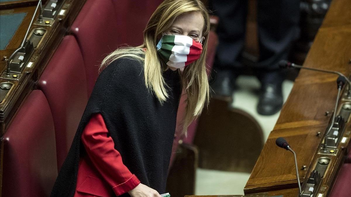 La líder de la formación Hermanos de Italia, Giorgia Meloni, usa una máscara con los colores de la bandera italiana durante una sesión del Parlamento italiano, en Roma el 16 de abril.