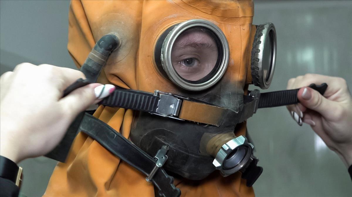 Las cadetes navales se preparan para un entrenamiento de buceo en el departamento de la Academia Naval N G Kuznetsov en Kaliningrado, Rusia