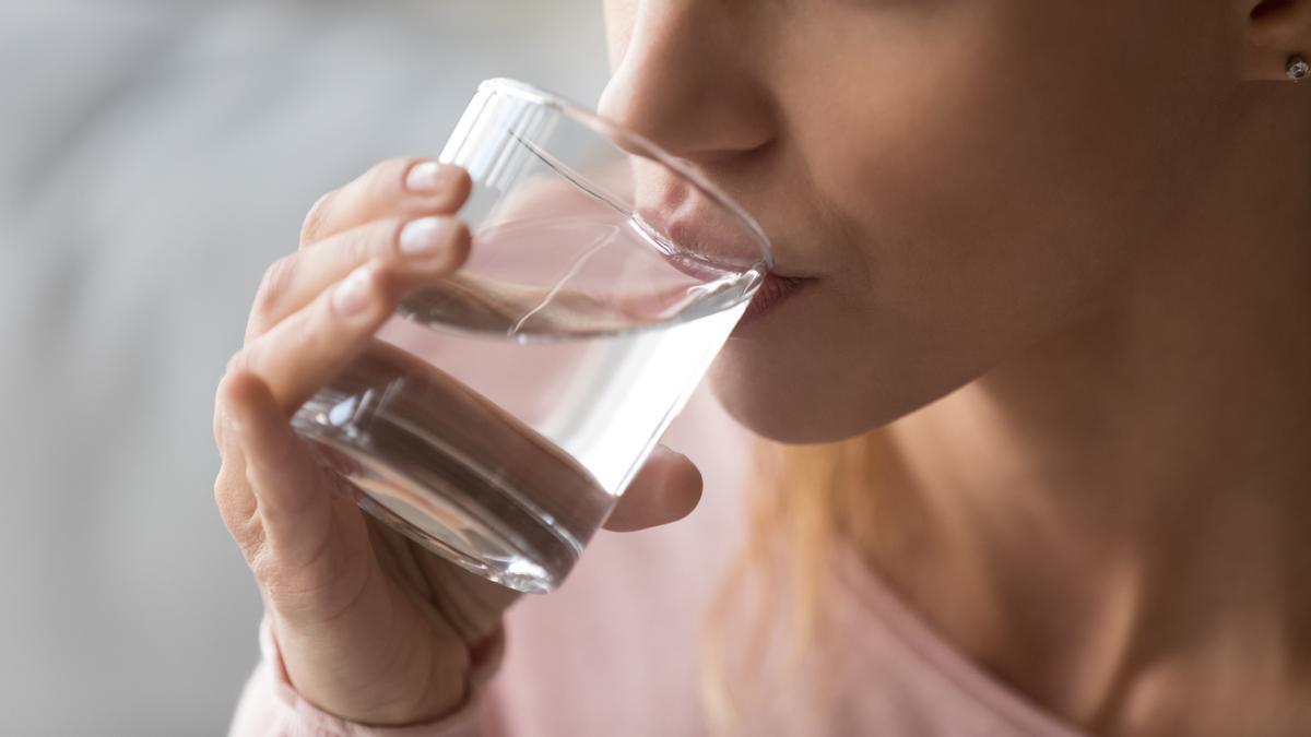 Esto es lo que le pasa a tu cuerpo si bebes más de un litro y medio de agua al día