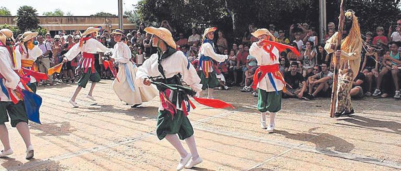 Danzando en compañía del ‘dimoni’.