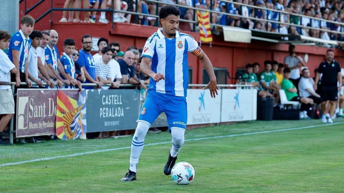 Omar El Hilali, jugador del RCD Espanyol, en el partir amistós que l’equip va disputar l’estiu passat al camp del Peralada.