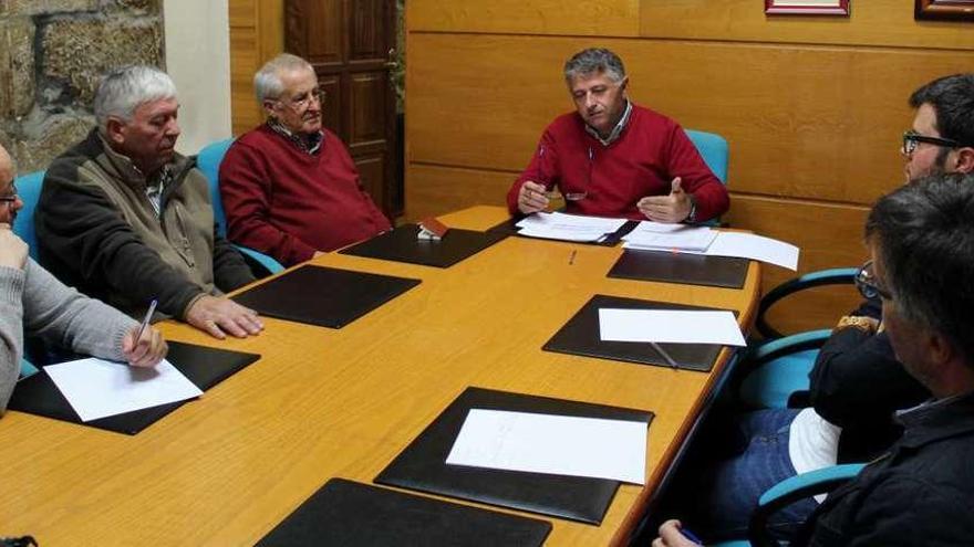 Manuel Cuiña (en la cabecera), durante su reunión con colectivos vecinales y empresariales.