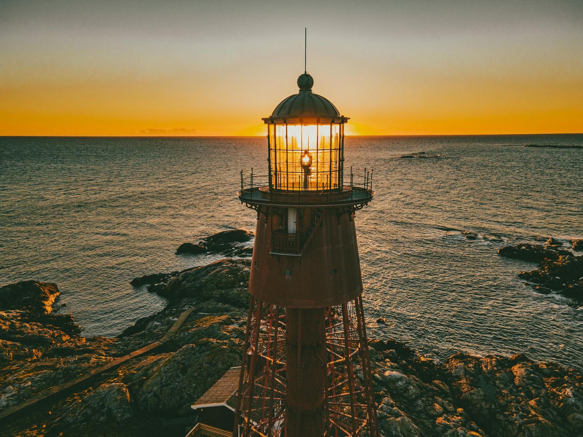La pequeña destaca por el faro, que salva vidas desde el siglo XIX.