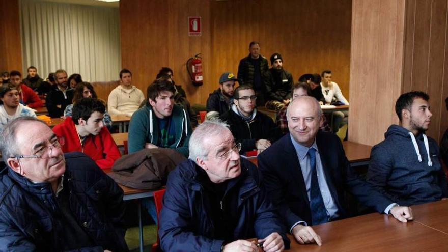 En primer término, Dimas García, Alberto Vizcaíno e Indalecio Estrada, junto a los alumnos del Centro de FP del Mar.