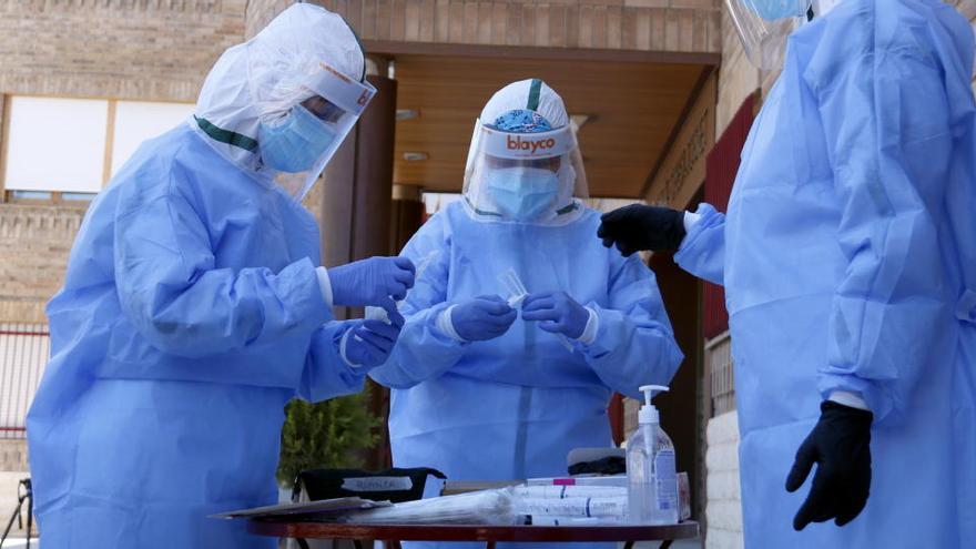 Sanitaris de Lleida preparant-se per fer proves PCR en una residència d&#039;Aitona