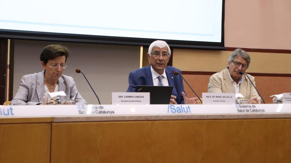 Carmen Cabezas, secretària de Salut Pública, Manel Balcells, conseller de Salut; i Pepe Serrano, pediatre i representant de la Societat Catalana de Pediatria al Consell Assessor de Vacunacions, en roda de premsa.