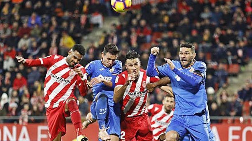 Ramalho i Bernardo intenten rematar de cap entre Maksimovic i Molina en el partit contra el Getafe a Montilivi (1-1).