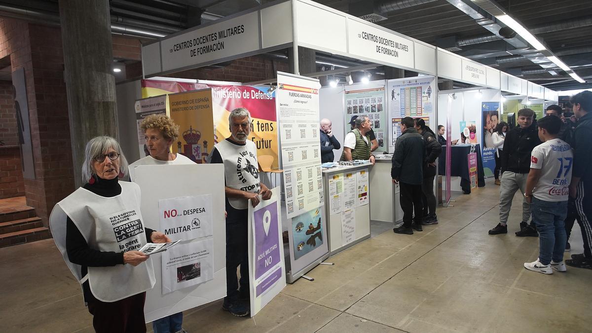 Alguns dels manifestants al costat de l'estand de l'exèrcit a l'ExpoJove.