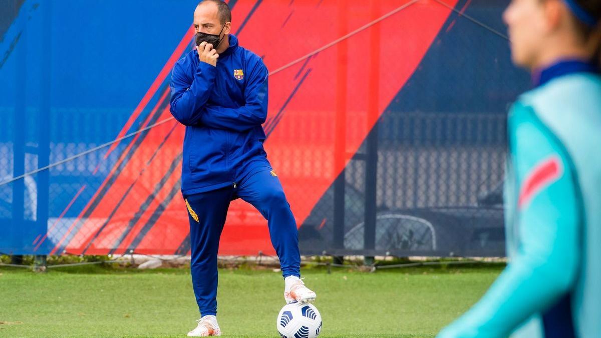 Lluís Cortés sigue un entrenamiento del Barça femenino.