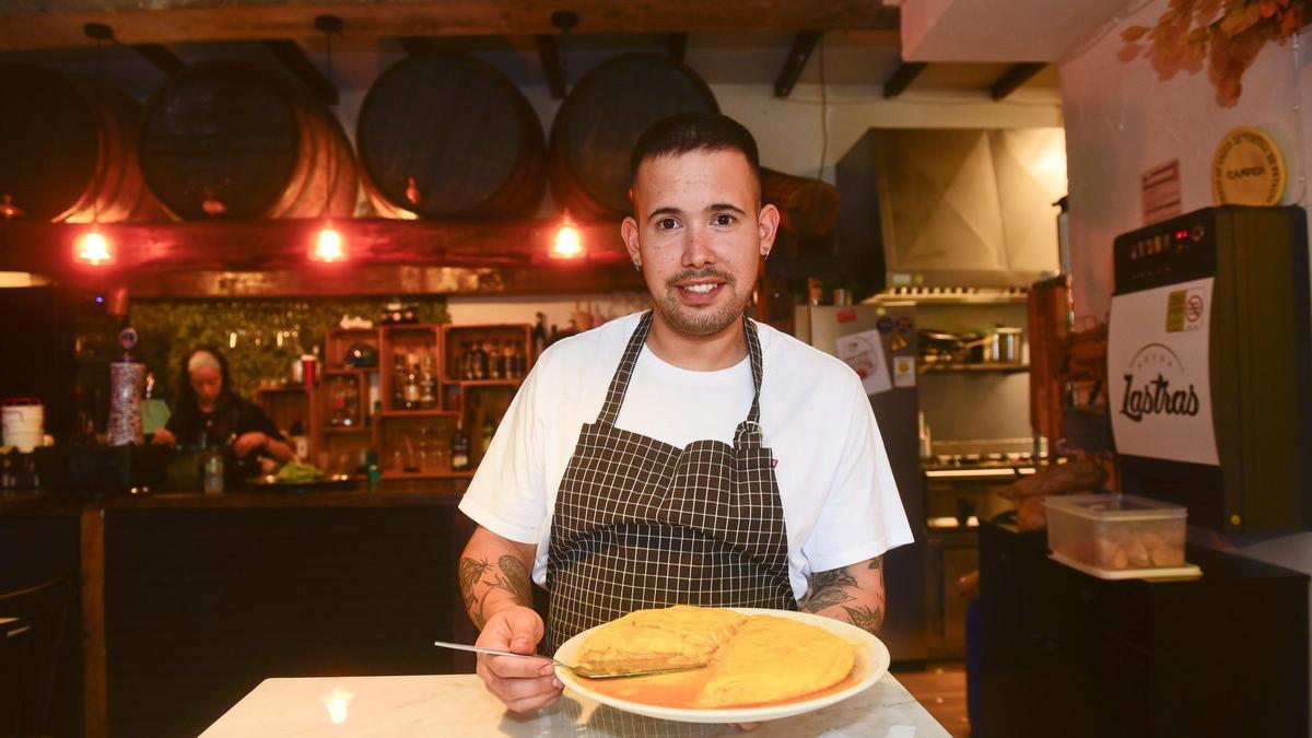 Pedro Miño, de Adega Lastras, con la tortilla ganadora